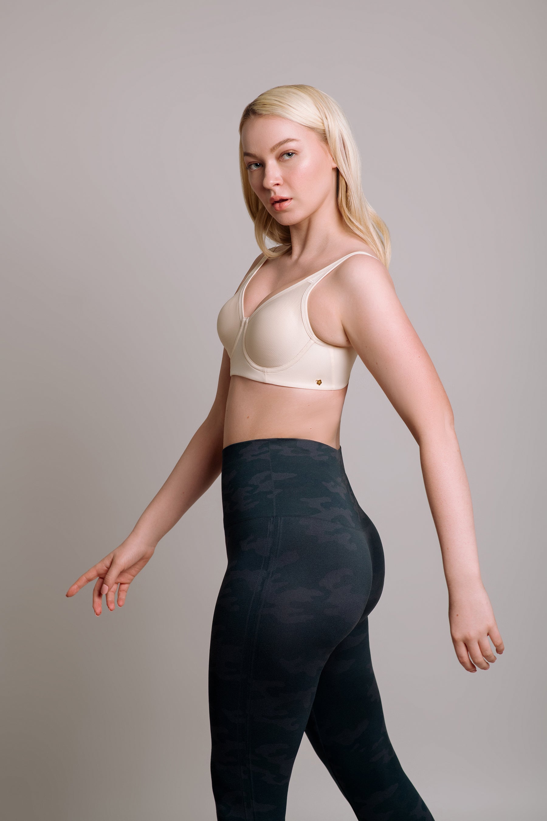 Kaye Larcky | 4022 Athletique | High Impact Underwire Sports Bra | Everyday  Bra for Women | Workout Clothes | Gym Tops